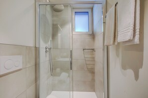 Shower, hair dryer, towels - Urban Maggiolina Sunset - Locarno, Locarno, Switzerland (Locarno)