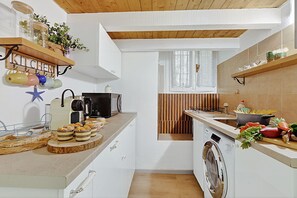 Fridge, microwave, stovetop, coffee/tea maker - Festival Riviera House, Sanremo, Italy (Sanremo)