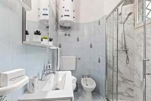 Shower, hair dryer, towels - Festival Riviera House, Sanremo, Italy (Sanremo)