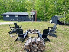 Property grounds - The Fesh Coast Cabin- pet friendly- hot tub (South Haven)