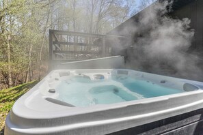 Outdoor spa tub - The Fesh Coast Cabin- pet friendly- hot tub (South Haven)