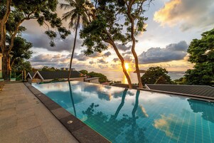Una piscina al aire libre, sombrillas