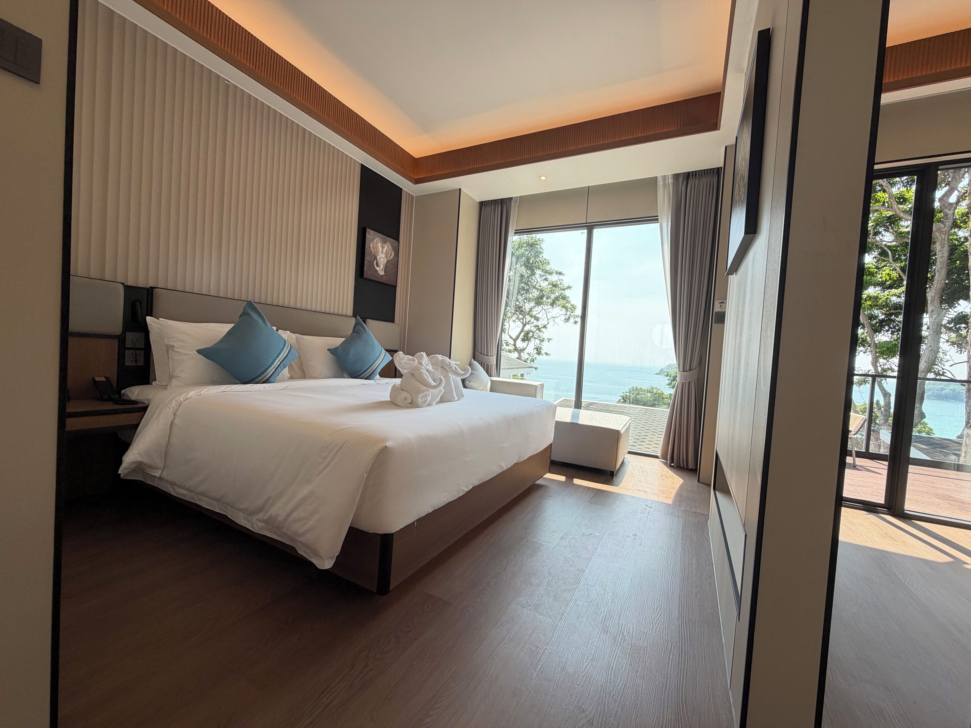 Chambre Double Luxe, 1 très grand lit, patio, vue mer | Restauration dans la chambre