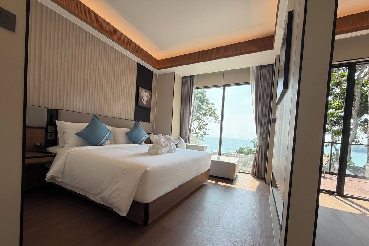 Premium Double Room, 1 King Bed, Patio, Sea View | In-room dining