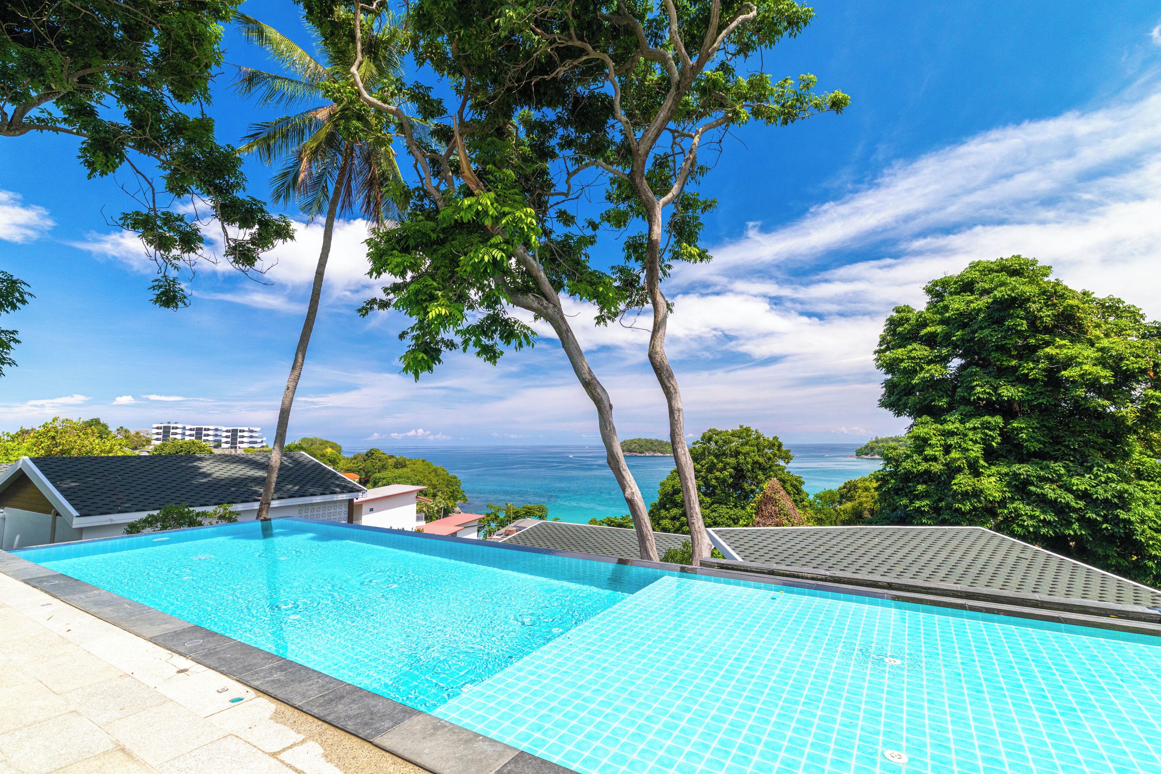 Una piscina al aire libre, sombrillas