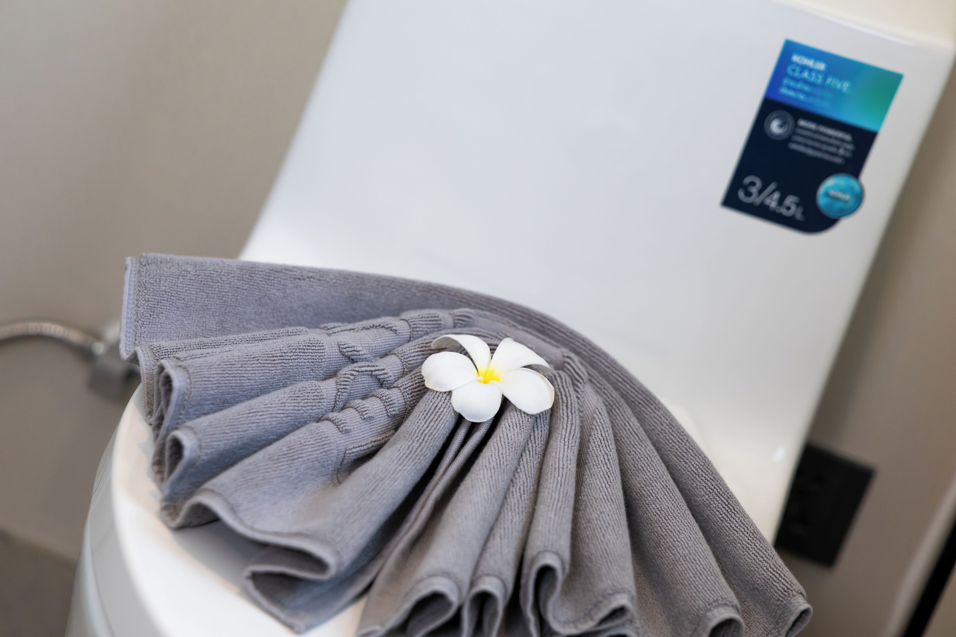 Un distributeur de serviettes orné d’un motif floral et muni d’une étiquette indiquant une capacité de 3/4,5 litres.