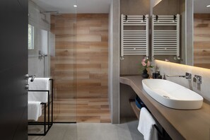 Douche, sèche-cheveux, serviettes fournies