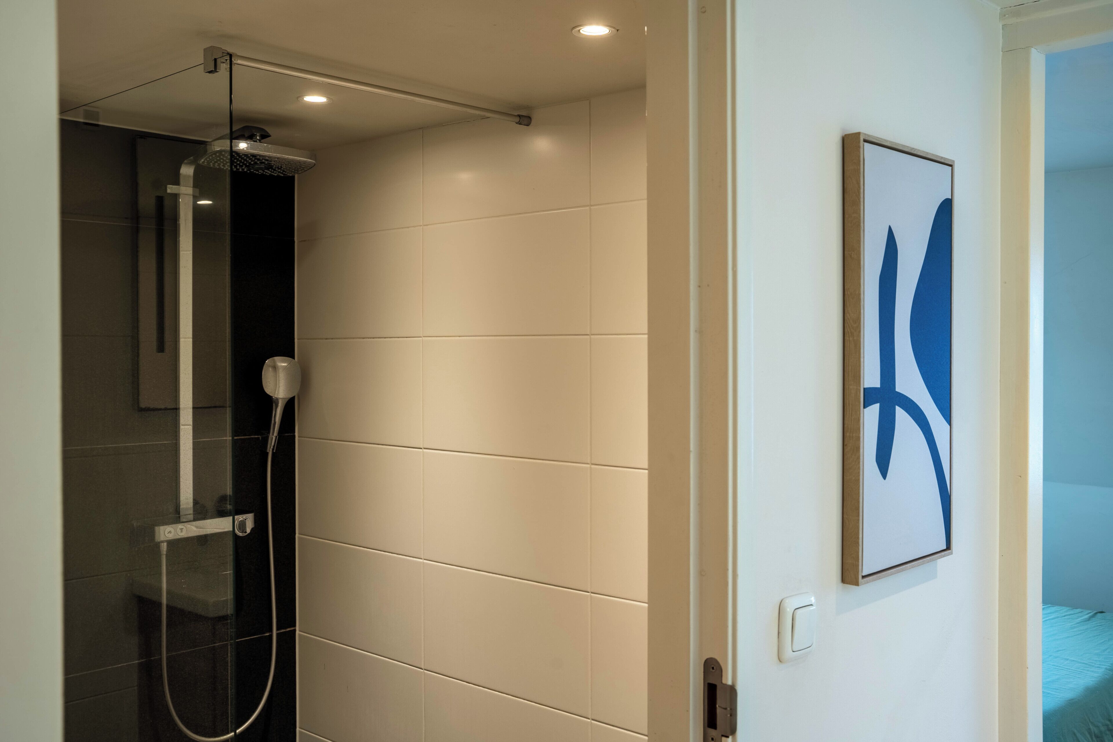 Een douche, een haardroger, handdoeken, zeep