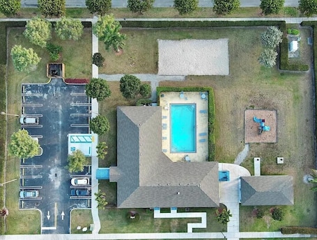 外観. Spacious 3-bedroom townhome in peaceful Florida City with AC