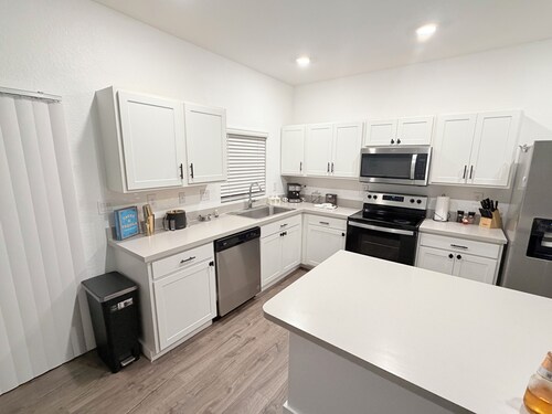 Spacious 3-bedroom townhome in peaceful Florida City with AC