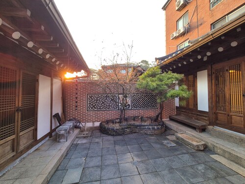 Bukchon Hanok detached house - Old Palace, Inwangsan Mt - Garden and Tradition