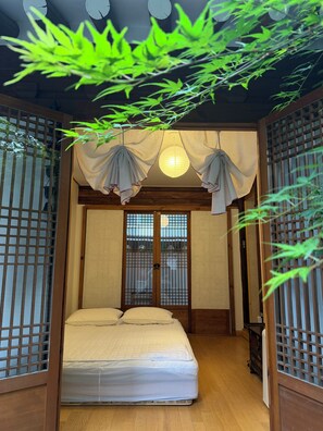 3 bedrooms, free WiFi, bed sheets - Bukchon Hanok detached house - Old Palace, Inwangsan Mt - Garden and Tradition (Seoul)