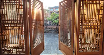 Bukchon Hanok detached house - Old Palace, Inwangsan Mt - Garden and Tradition