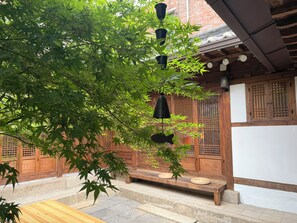 Exterior detail - Bukchon Hanok detached house - Old Palace, Inwangsan Mt - Garden and Tradition (Seoul)