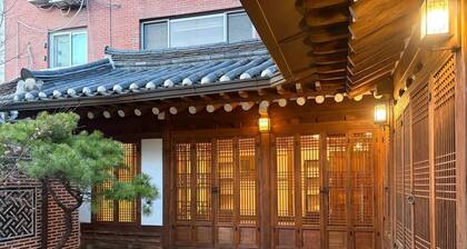 Bukchon Hanok detached house - Old Palace, Inwangsan Mt - Garden and Tradition