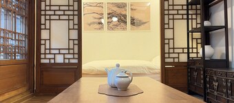 Bukchon Hanok detached house - Old Palace, Inwangsan Mt - Garden and Tradition