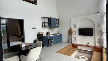 Villa, 2 Bedrooms, Private Pool | Ruang tamu | 32 inci televisyen dengan kabel
