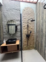 Vila, 2 quartos, piscina particular | Banheiro | Chuveiro, toalhas de banho, sabonete, shampoo