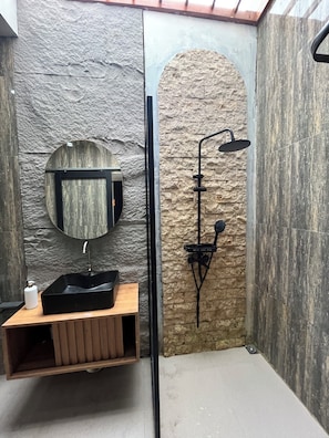 Villa, 2 chambres, piscine privée | Salle de bain | Douche, serviettes fournies, savon, shampooing