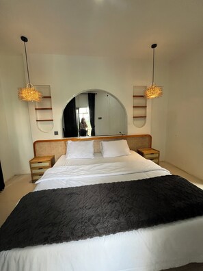 Villa, 2 habitaciones, alberca privada | Escritorio y ropa de cama 