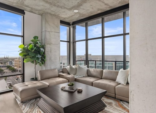 Sky-High Views Lux-2bd/2ba-Rooftop Pool-HTub-Gym
