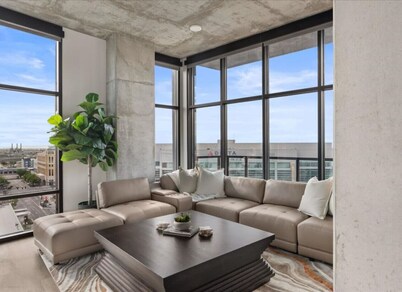Sky-High Views Lux-2bd/2ba-Rooftop Pool-HTub-Gym