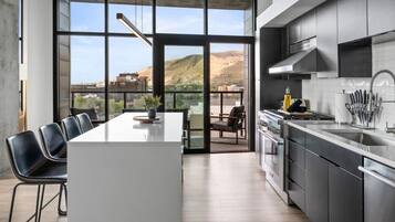 Coffee/tea maker, fridge, microwave, oven