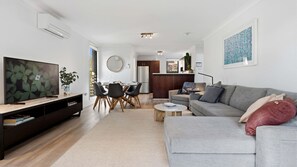 TV, books - Coastal Cove by Experience Jervis Bay (Huskisson)