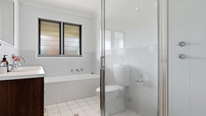 Shower, hair dryer, towels - Coastal Cove by Experience Jervis Bay (Huskisson)