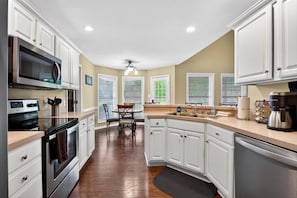Coffee/tea maker, cookware/dishes/utensils - Exclusive Buckner retreat w/ theater & game room! (Buckner)
