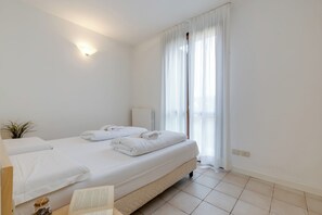 Bed sheets - Porto Letizia Rossini 3, Porlezza, Italy (Porlezza)