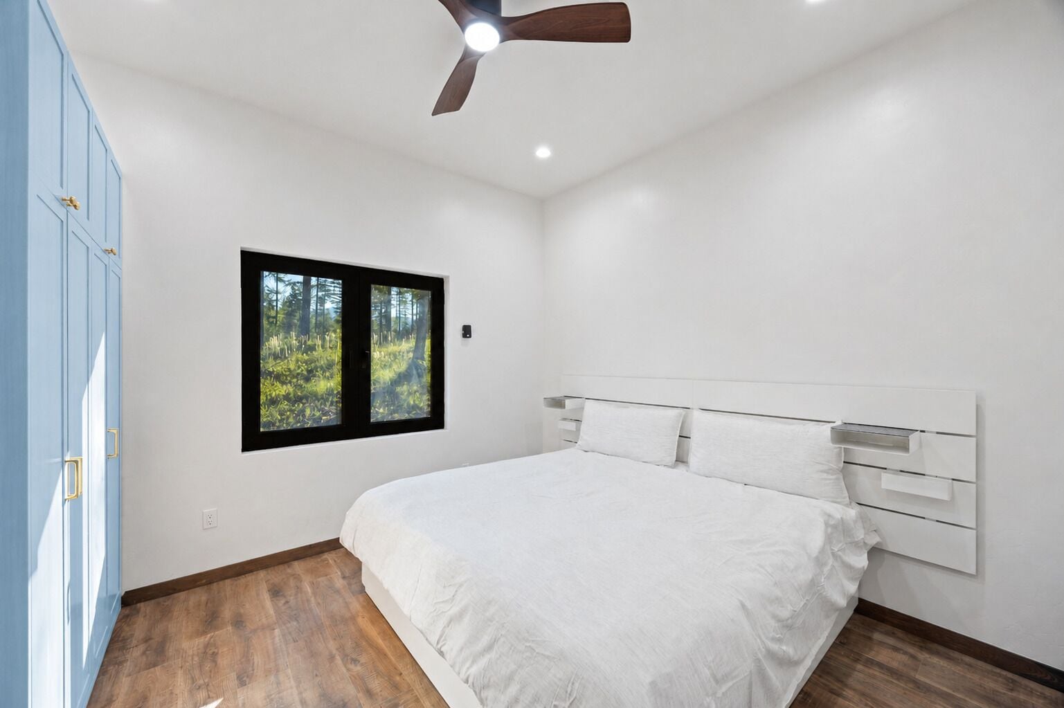 1 habitación, tabla de planchar con plancha y cuna de viaje 