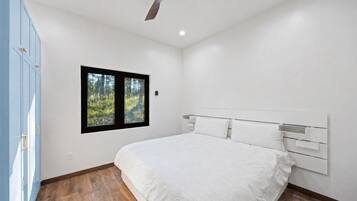 1 habitación, tabla de planchar con plancha y cuna de viaje