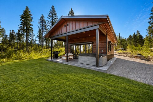 Bear View Cabin / Upscale Cabin Retreat w/ Hot Tub, Scenic Views & Wildlife