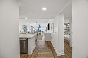 Ein modernes Interieur mit Küche, Essbereich und Schlafzimmer mit Blick.