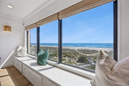 Luxury Oceanfront 2 bed 2 bath Condo - Stunning