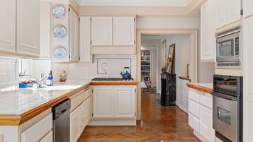 Micro-ondes, four, plaque de cuisson, lave-vaisselle