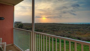 Apartment (1 Bedroom) | Interior - Ocean View Efficiency by Avantstay Walk to Beach + Boardwalk + Golf Cart Zone 2 Pools + Pickleball Access (Port Aransas)