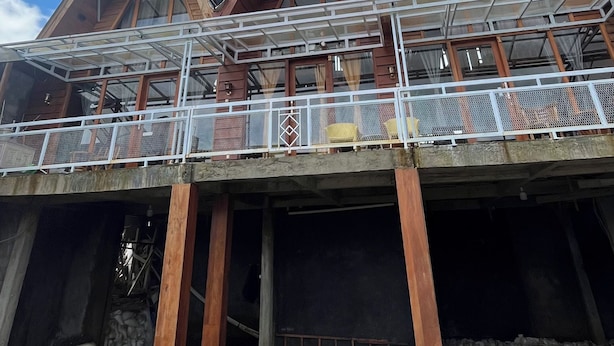 A wooden building with a balcony and a clear sky. - Cabin Dieng Db (Dieng Kulon)