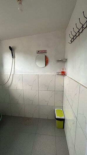 Ducha, jabón, shampoo, papel higiénico