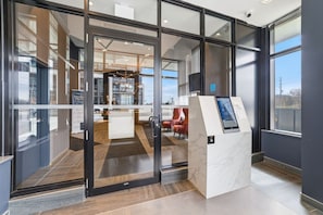 Lobby - Serene Stays - Oakville (3 Beds, 2 Baths, 1 Parking) (Oakville)