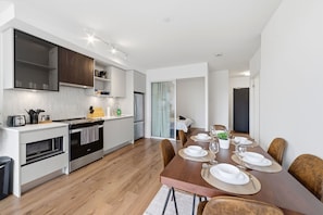Coffee/tea maker, fridge, microwave, oven - Serene Stays - Oakville (3 Beds, 2 Baths, 1 Parking) (Oakville)