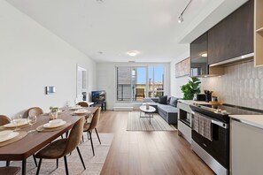 Interior - Serene Stays - Oakville (3 Beds, 2 Baths, 1 Parking) (Oakville)