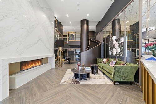 Serene Stays - Oakville (3 Beds, 2 Baths, 1 Parking)