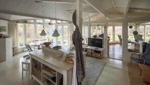 Una cocina amplia con comedor, ventanas grandes y vistas al exterior.