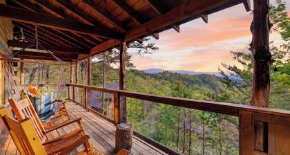 Maggie's Cabin by Avantstay Hot Tub + Fire Pit + Mountain Views + All-wood Cabin Near National Park