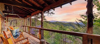 Maggie's Cabin by Avantstay Hot Tub + Fire Pit + Mountain Views + All-wood Cabin Near National Park
