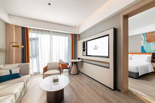 Suite superior | Cortinas blackout y tabla de planchar con plancha