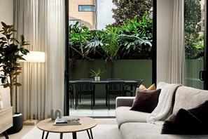 TV - Stylish CBD Stay | Parking, Courtyard, Walk Everywhere (Newcastle)
