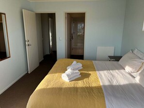 4 habitaciones, tabla de planchar con plancha, wifi y ropa de cama 